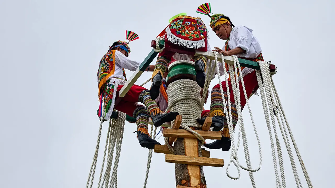 Vuelo inaugural de los Voladores de Papantla en la Vuelta del Castillo de Pamplona dentro del marco de los Encuentros de Pamplona. I&Ntilde;IGO ALZUGARAY