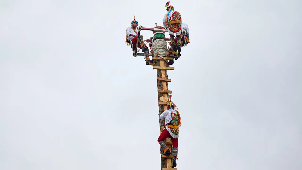 Vuelo inaugural de los Voladores de Papantla en la Vuelta del Castillo de Pamplona dentro del marco de los Encuentros de Pamplona. I&Ntilde;IGO ALZUGARAY