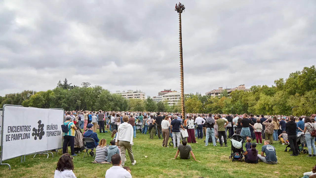 Vuelo inaugural de los Voladores de Papantla en la Vuelta del Castillo de Pamplona dentro del marco de los Encuentros de Pamplona. I&Ntilde;IGO ALZUGARAY