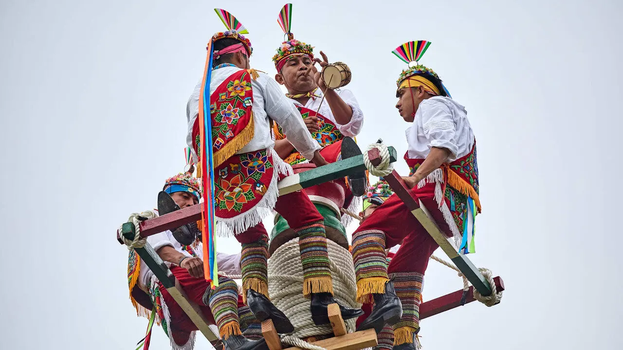 Vuelo inaugural de los Voladores de Papantla en la Vuelta del Castillo de Pamplona dentro del marco de los Encuentros de Pamplona. I&Ntilde;IGO ALZUGARAY