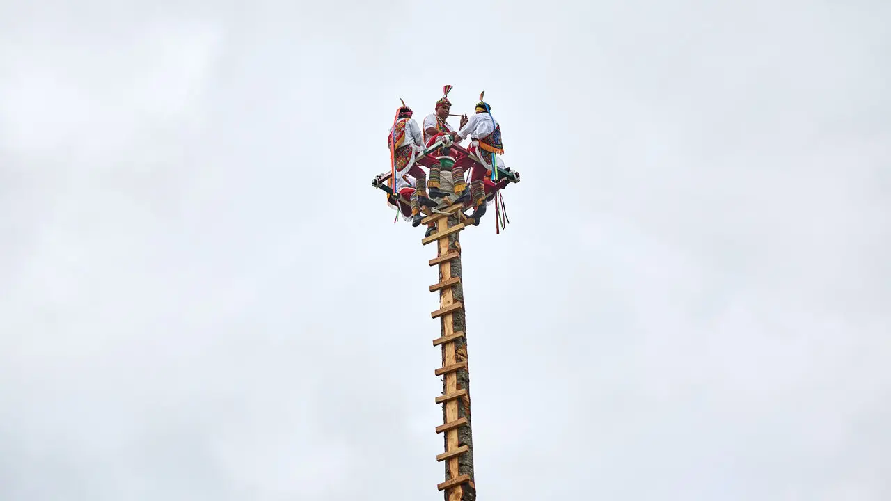 Vuelo inaugural de los Voladores de Papantla en la Vuelta del Castillo de Pamplona dentro del marco de los Encuentros de Pamplona. I&Ntilde;IGO ALZUGARAY