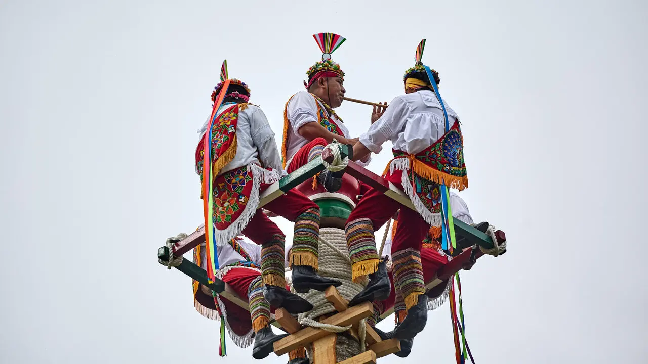 Vuelo inaugural de los Voladores de Papantla en la Vuelta del Castillo de Pamplona dentro del marco de los Encuentros de Pamplona. I&Ntilde;IGO ALZUGARAY