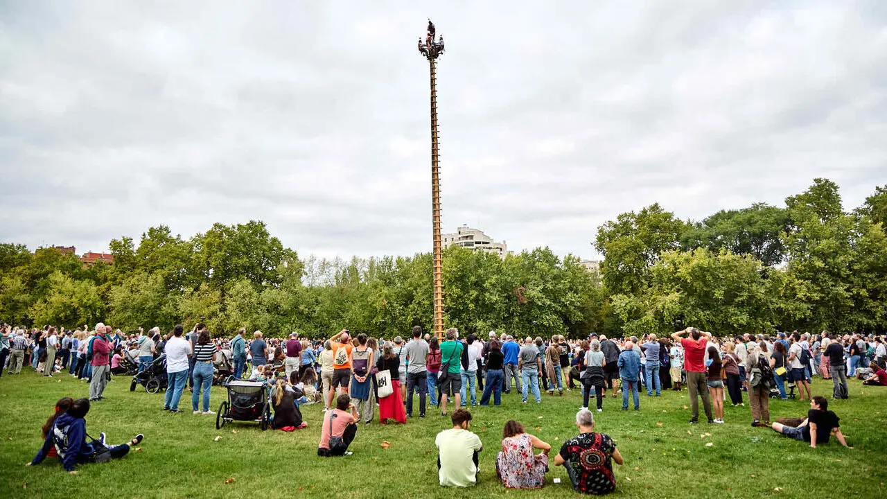 Vuelo inaugural de los Voladores de Papantla en la Vuelta del Castillo de Pamplona dentro del marco de los Encuentros de Pamplona. I&Ntilde;IGO ALZUGARAY