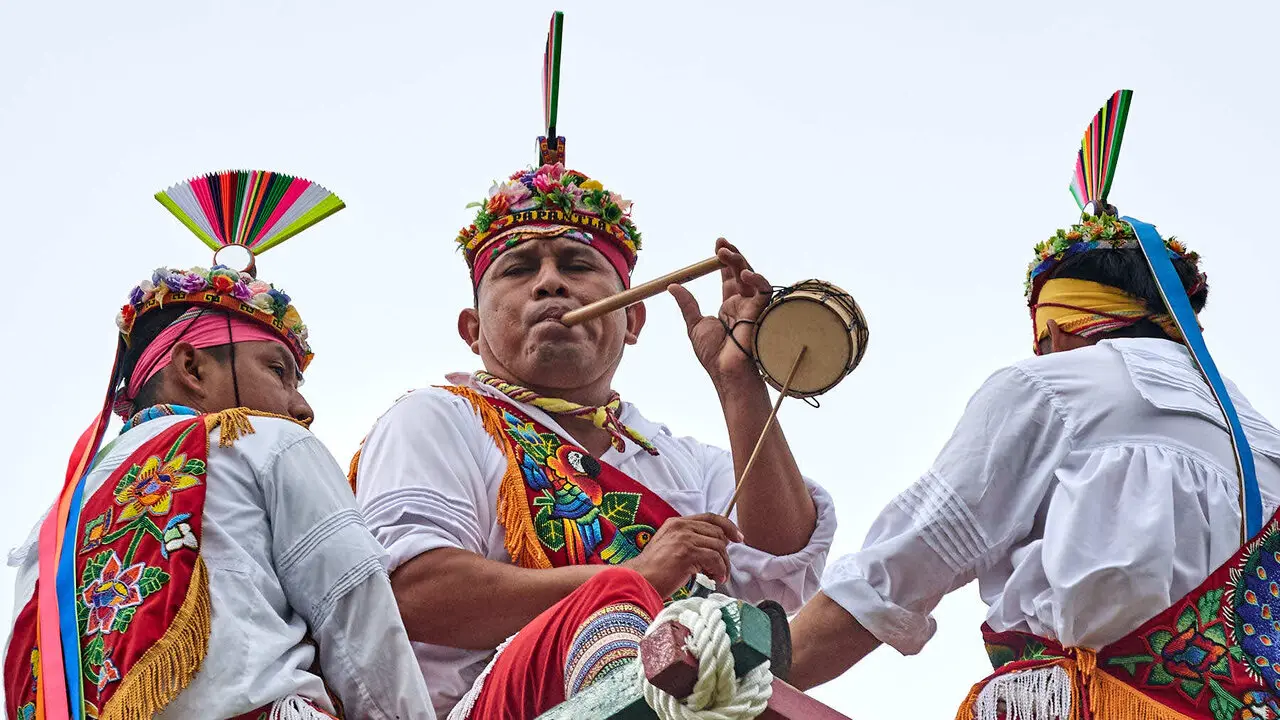 Vuelo inaugural de los Voladores de Papantla en la Vuelta del Castillo de Pamplona dentro del marco de los Encuentros de Pamplona. I&Ntilde;IGO ALZUGARAY
