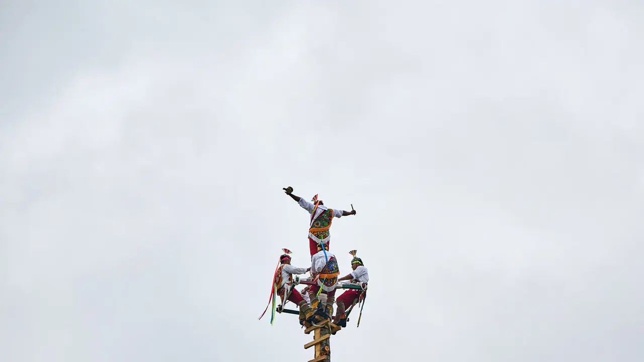 Vuelo inaugural de los Voladores de Papantla en la Vuelta del Castillo de Pamplona dentro del marco de los Encuentros de Pamplona. I&Ntilde;IGO ALZUGARAY