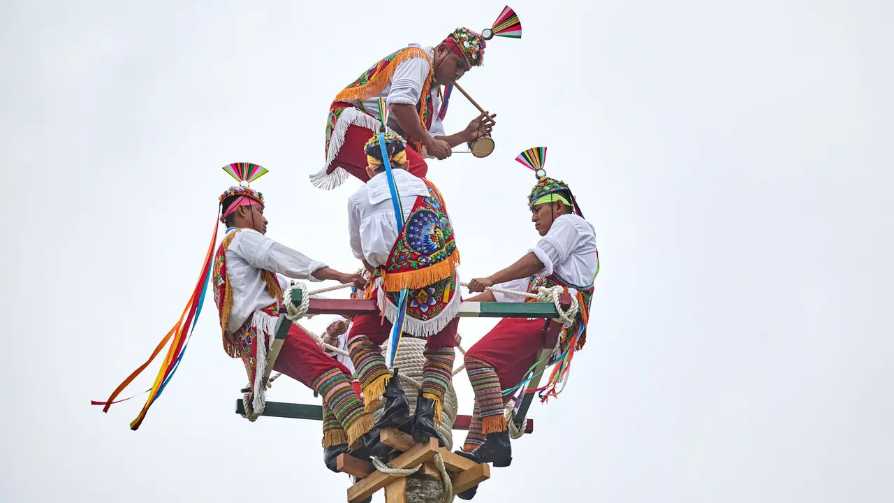 Vuelo inaugural de los Voladores de Papantla en la Vuelta del Castillo de Pamplona dentro del marco de los Encuentros de Pamplona. I&Ntilde;IGO ALZUGARAY
