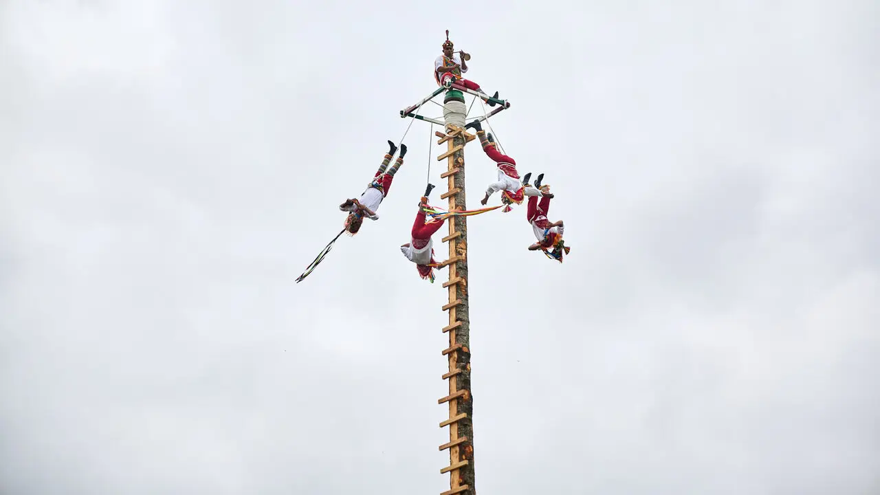 Vuelo inaugural de los Voladores de Papantla en la Vuelta del Castillo de Pamplona dentro del marco de los Encuentros de Pamplona. I&Ntilde;IGO ALZUGARAY
