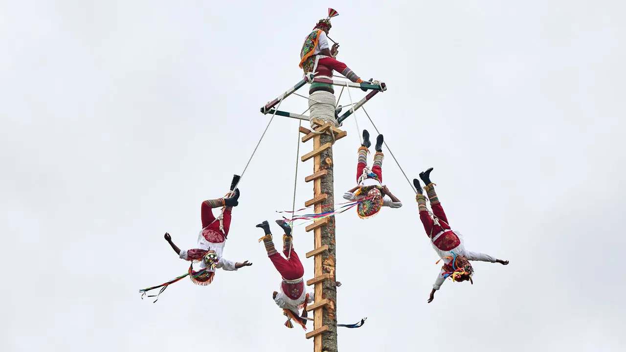 Vuelo inaugural de los Voladores de Papantla en la Vuelta del Castillo de Pamplona dentro del marco de los Encuentros de Pamplona. I&Ntilde;IGO ALZUGARAY