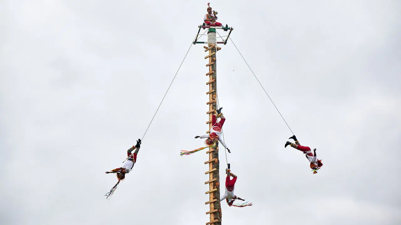 Vuelo inaugural de los Voladores de Papantla en la Vuelta del Castillo de Pamplona dentro del marco de los Encuentros de Pamplona. I&Ntilde;IGO ALZUGARAY