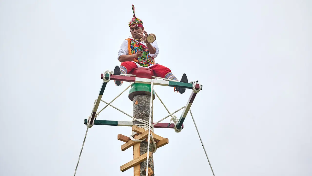 Vuelo inaugural de los Voladores de Papantla en la Vuelta del Castillo de Pamplona dentro del marco de los Encuentros de Pamplona. I&Ntilde;IGO ALZUGARAY