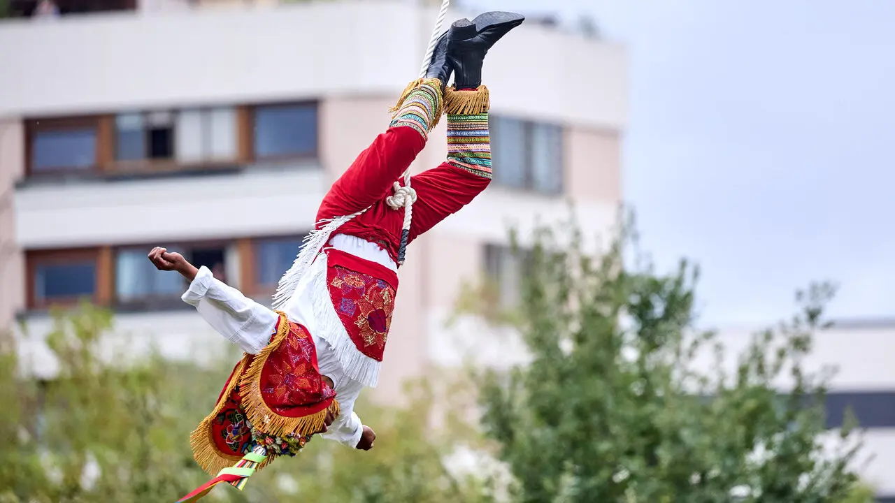 Vuelo inaugural de los Voladores de Papantla en la Vuelta del Castillo de Pamplona dentro del marco de los Encuentros de Pamplona. I&Ntilde;IGO ALZUGARAY