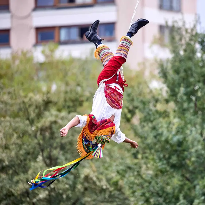 Vuelo inaugural de los Voladores de Papantla en la Vuelta del Castillo de Pamplona dentro del marco de los Encuentros de Pamplona. I&Ntilde;IGO ALZUGARAY