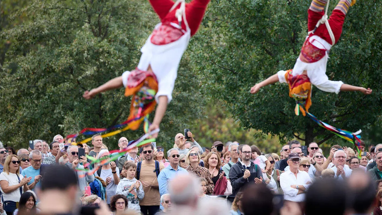 Vuelo inaugural de los Voladores de Papantla en la Vuelta del Castillo de Pamplona dentro del marco de los Encuentros de Pamplona. I&Ntilde;IGO ALZUGARAY