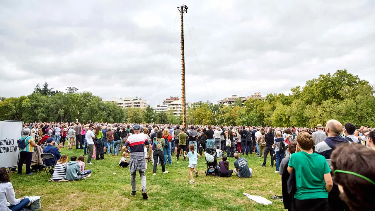 Vuelo inaugural de los Voladores de Papantla en la Vuelta del Castillo de Pamplona dentro del marco de los Encuentros de Pamplona. I&Ntilde;IGO ALZUGARAY