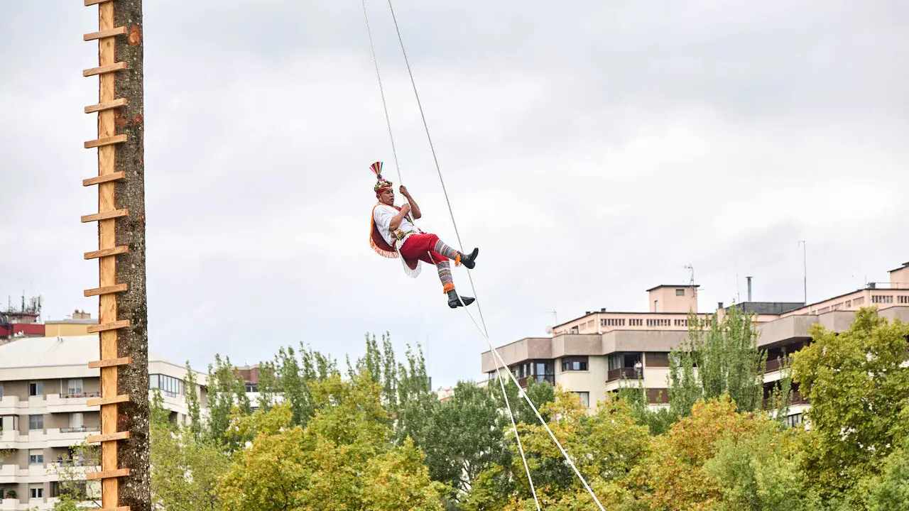 Vuelo inaugural de los Voladores de Papantla en la Vuelta del Castillo de Pamplona dentro del marco de los Encuentros de Pamplona. I&Ntilde;IGO ALZUGARAY