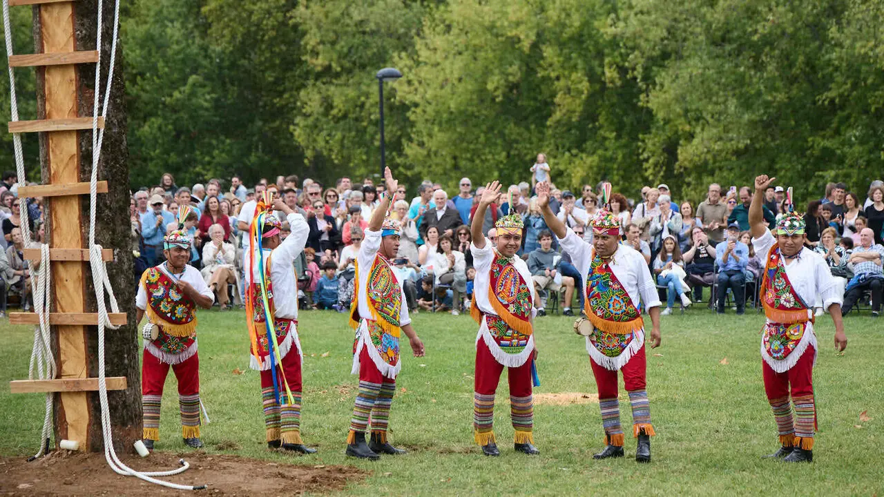 Vuelo inaugural de los Voladores de Papantla en la Vuelta del Castillo de Pamplona dentro del marco de los Encuentros de Pamplona. I&Ntilde;IGO ALZUGARAY