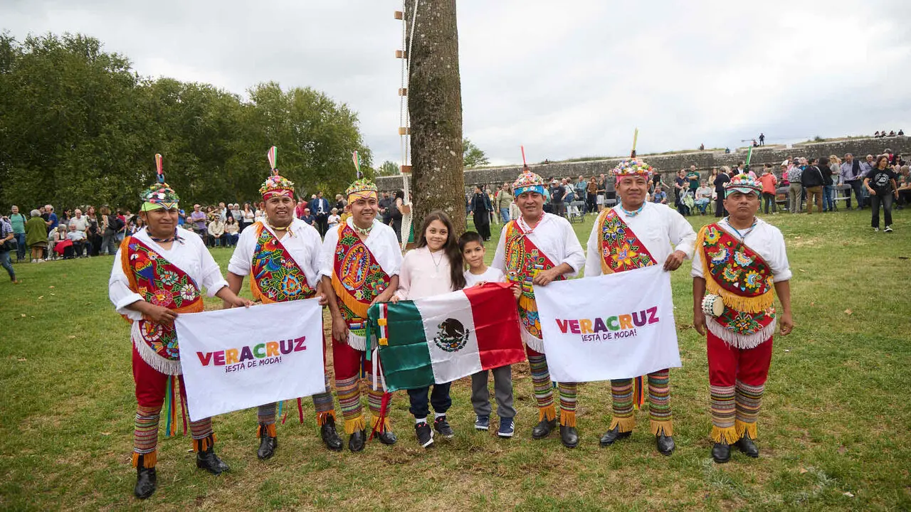 Vuelo inaugural de los Voladores de Papantla en la Vuelta del Castillo de Pamplona dentro del marco de los Encuentros de Pamplona. I&Ntilde;IGO ALZUGARAY