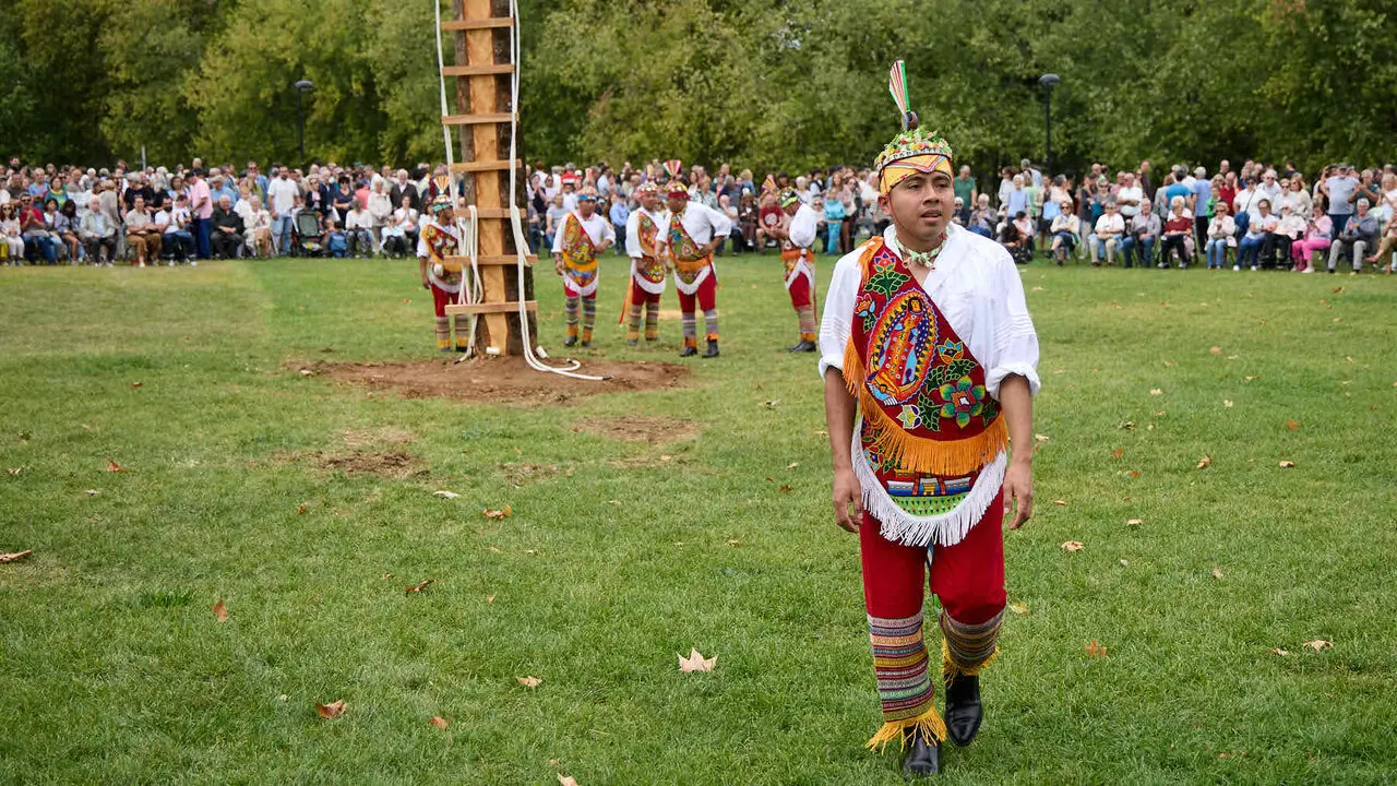 Vuelo inaugural de los Voladores de Papantla en la Vuelta del Castillo de Pamplona dentro del marco de los Encuentros de Pamplona. I&Ntilde;IGO ALZUGARAY