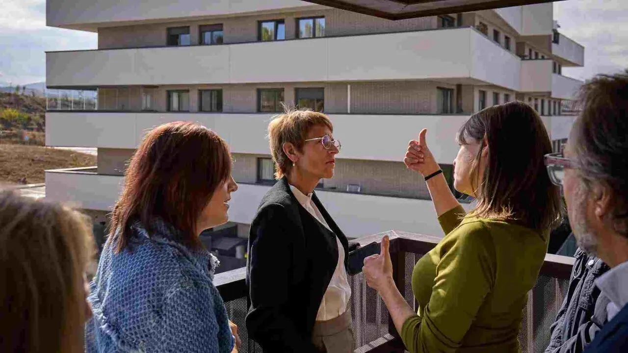 Mar&iacute;a Chivite con la consejera de Podemos, Bego&ntilde;a Alfaro y la delegada del Gobierno, Alicia Echeverr&iacute;a inaugurando una promoci&oacute;n de VPO. GOBIERNO DE NAVARRA