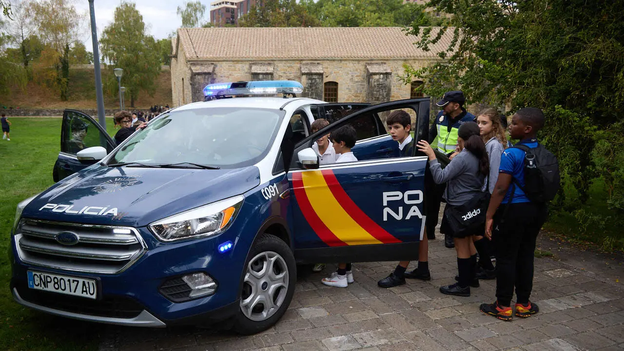 Jornada de puertas abiertas para escolares de la Polic&iacute;a Nacional en la Ciudadela de Pamplona. I&Ntilde;IGO ALZUGARAY