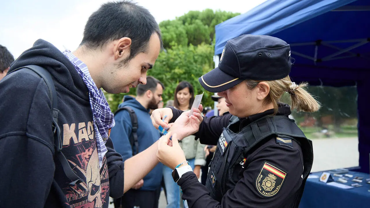 Jornada de puertas abiertas para escolares de la Polic&iacute;a Nacional en la Ciudadela de Pamplona. I&Ntilde;IGO ALZUGARAY