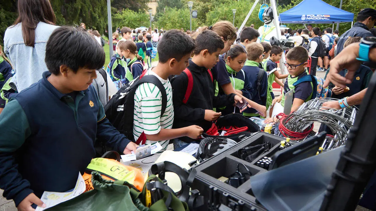 Jornada de puertas abiertas para escolares de la Polic&iacute;a Nacional en la Ciudadela de Pamplona. I&Ntilde;IGO ALZUGARAY