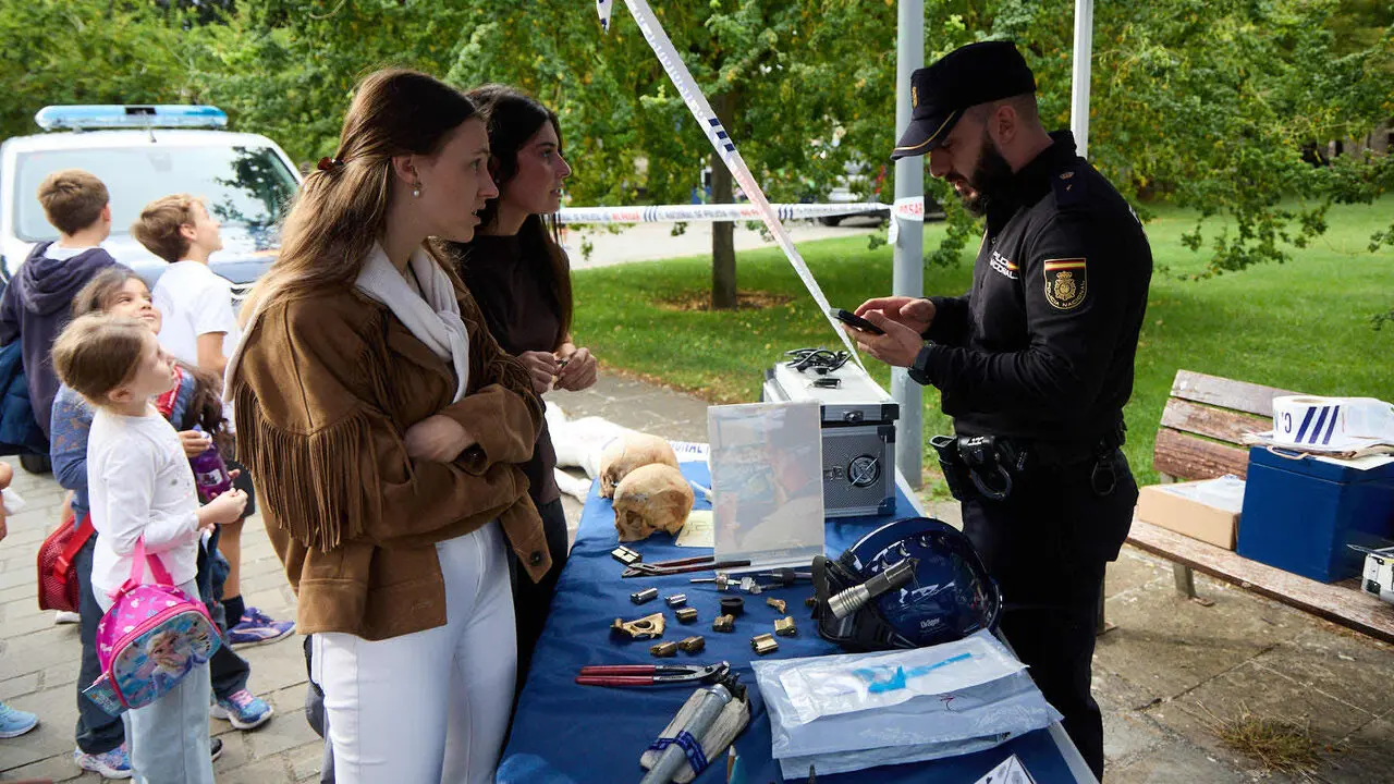 Jornada de puertas abiertas para escolares de la Polic&iacute;a Nacional en la Ciudadela de Pamplona. I&Ntilde;IGO ALZUGARAY