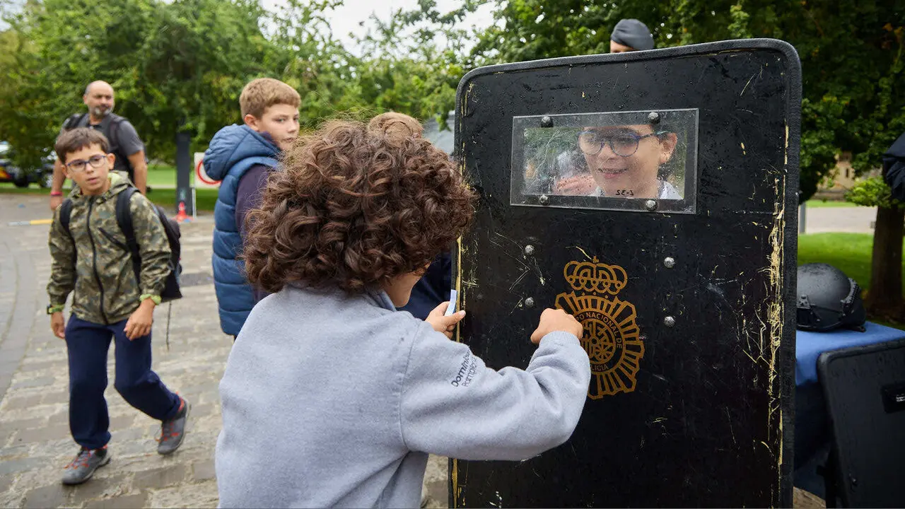 Jornada de puertas abiertas para escolares de la Polic&iacute;a Nacional en la Ciudadela de Pamplona. I&Ntilde;IGO ALZUGARAY