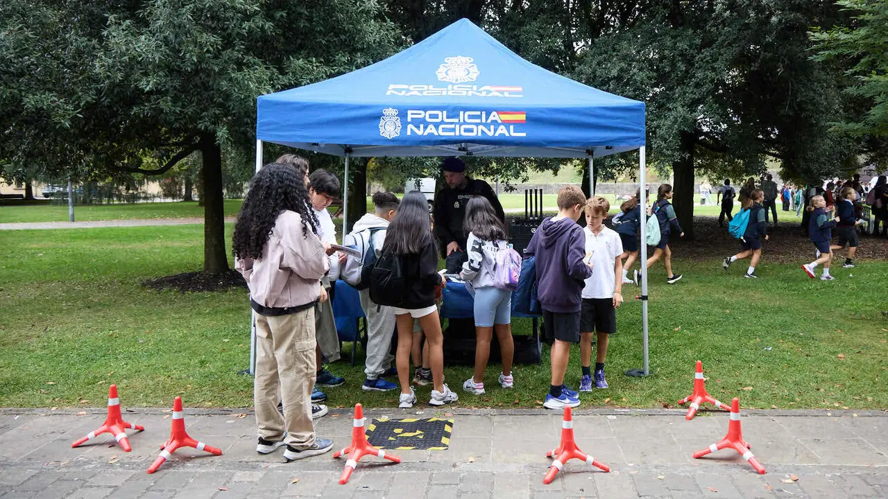Jornada de puertas abiertas para escolares de la Polic&iacute;a Nacional en la Ciudadela de Pamplona. I&Ntilde;IGO ALZUGARAY