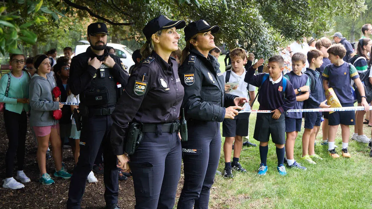 Jornada de puertas abiertas para escolares de la Polic&iacute;a Nacional en la Ciudadela de Pamplona. I&Ntilde;IGO ALZUGARAY