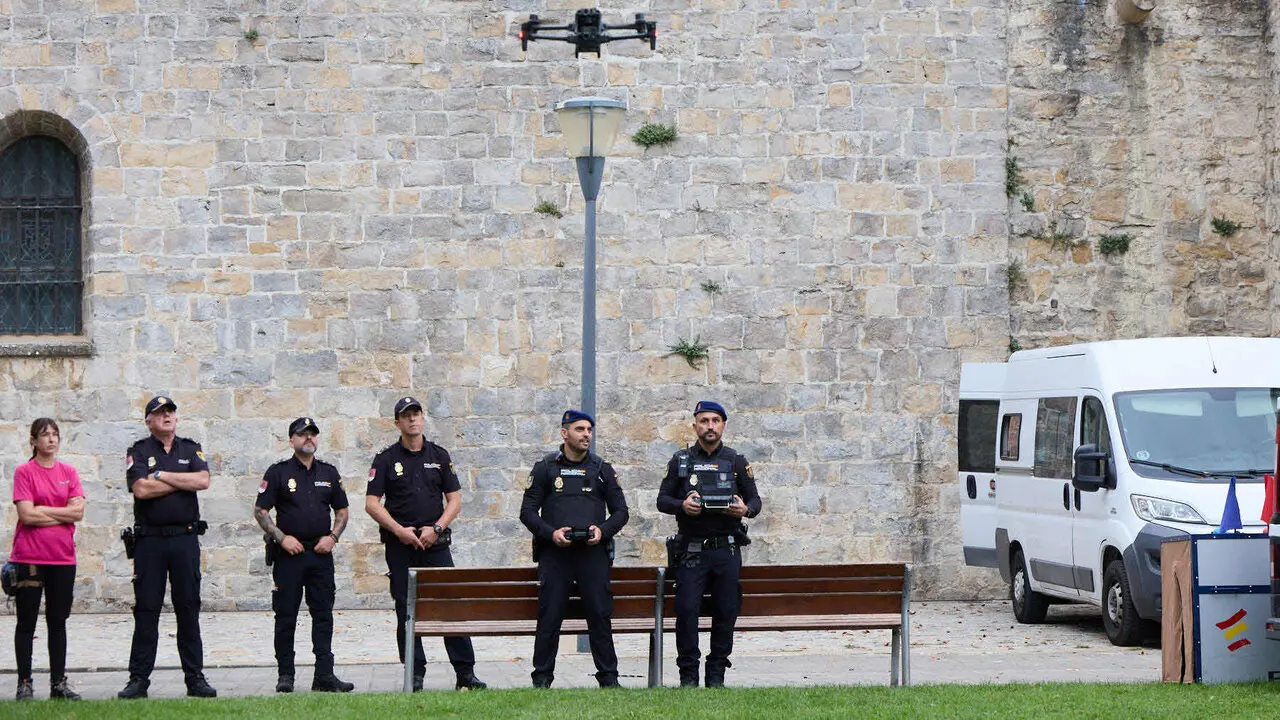 Jornada de puertas abiertas para escolares de la Polic&iacute;a Nacional en la Ciudadela de Pamplona. I&Ntilde;IGO ALZUGARAY