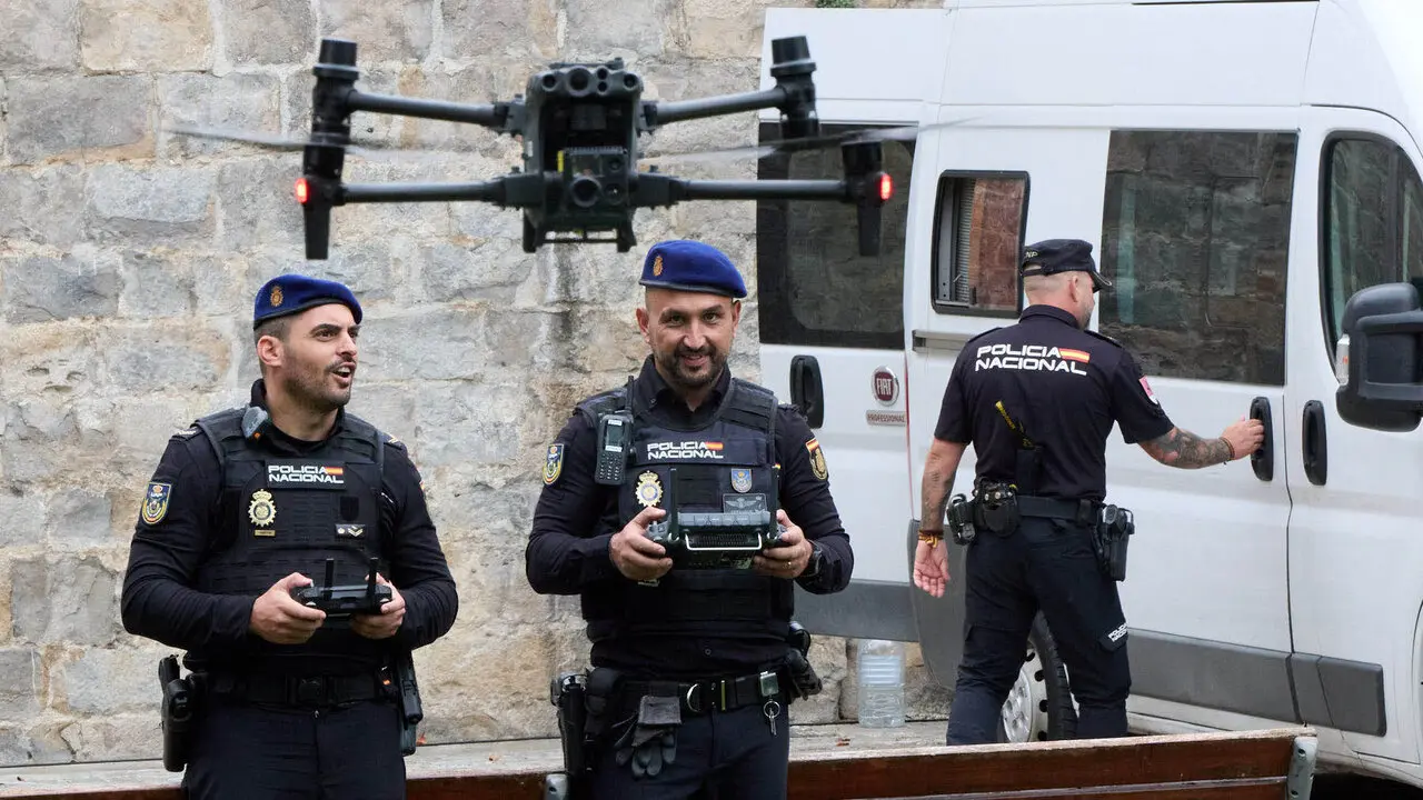 Jornada de puertas abiertas para escolares de la Polic&iacute;a Nacional en la Ciudadela de Pamplona. I&Ntilde;IGO ALZUGARAY
