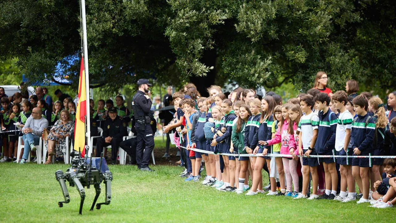 Jornada de puertas abiertas para escolares de la Polic&iacute;a Nacional en la Ciudadela de Pamplona. I&Ntilde;IGO ALZUGARAY