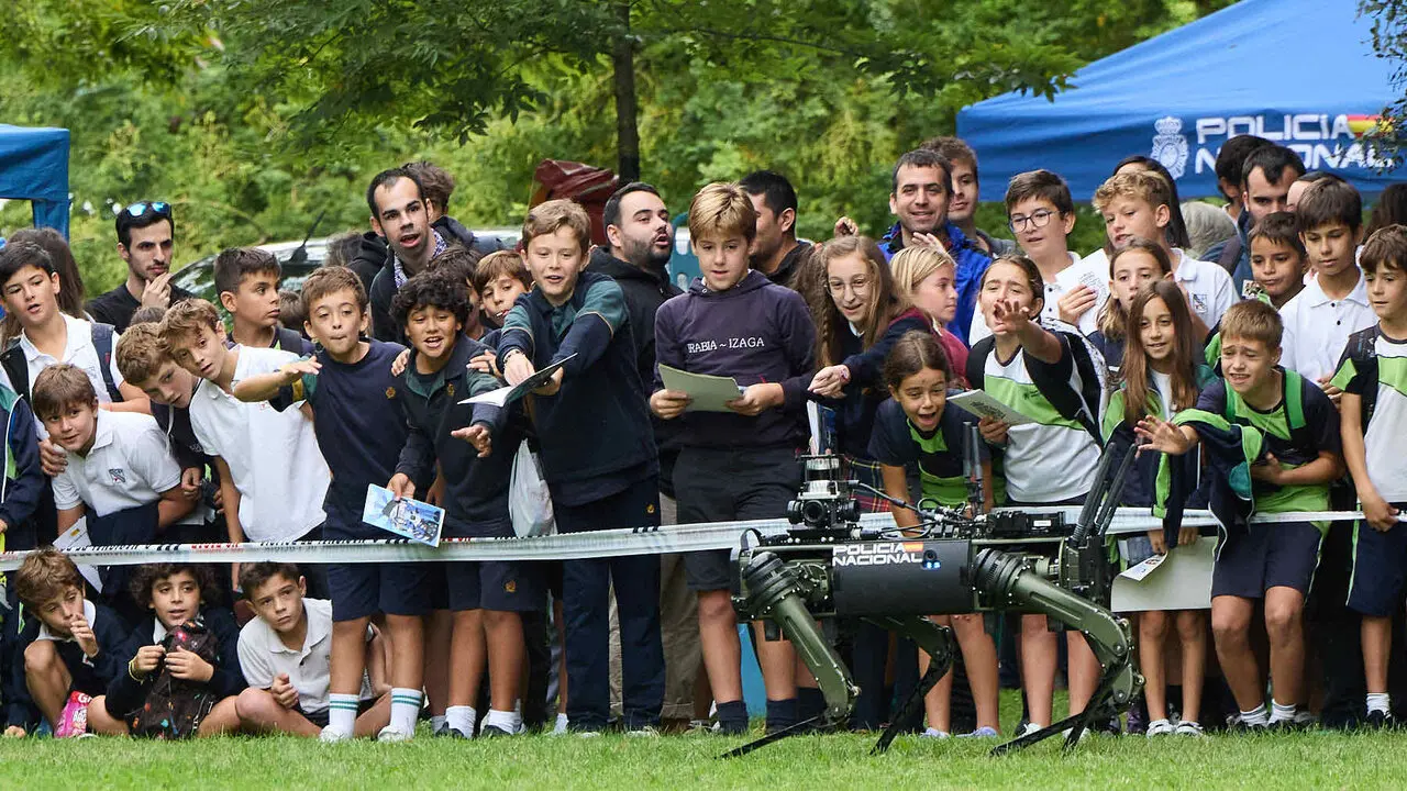 Jornada de puertas abiertas para escolares de la Polic&iacute;a Nacional en la Ciudadela de Pamplona. I&Ntilde;IGO ALZUGARAY