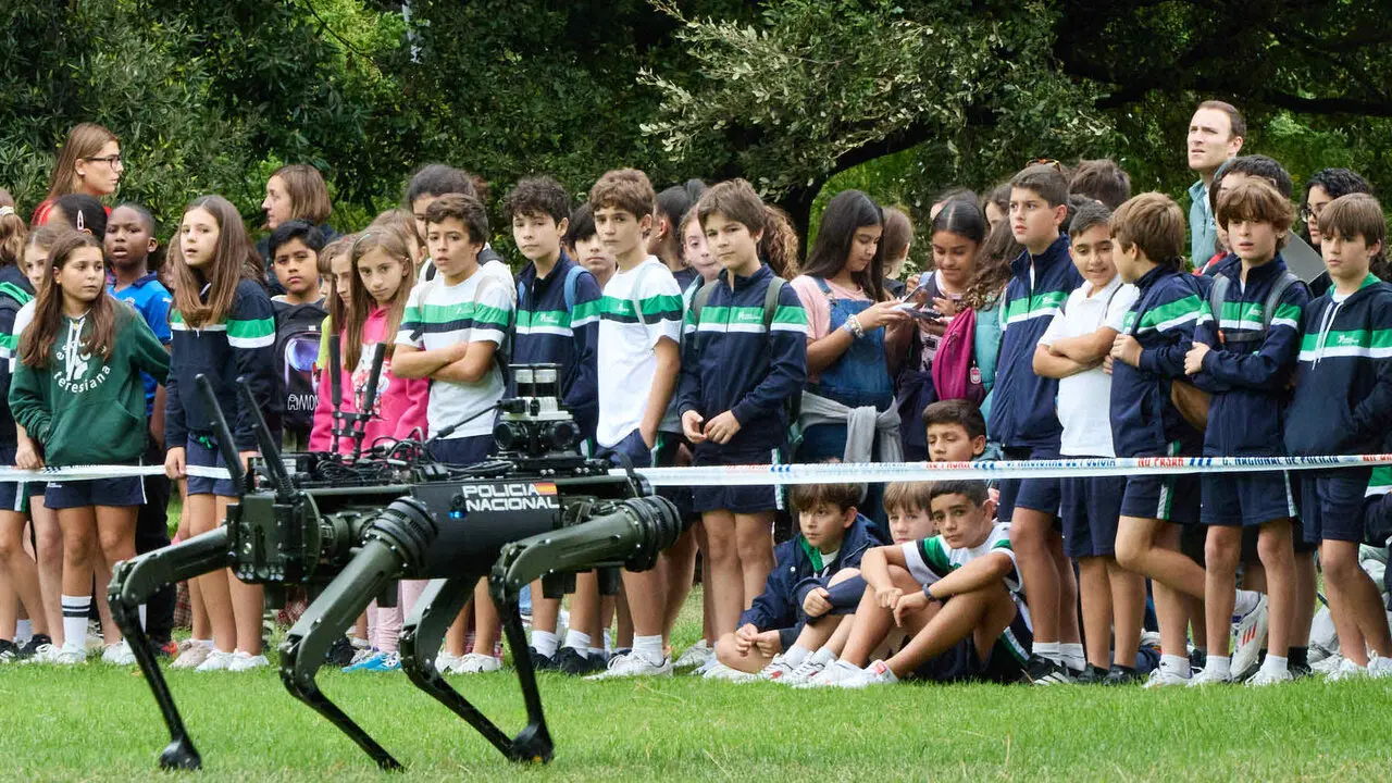 Jornada de puertas abiertas para escolares de la Polic&iacute;a Nacional en la Ciudadela de Pamplona. I&Ntilde;IGO ALZUGARAY