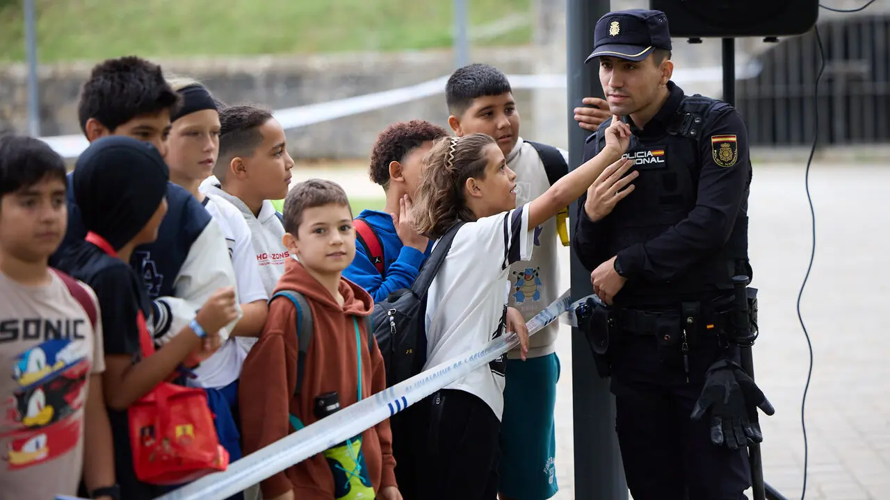 Jornada de puertas abiertas para escolares de la Polic&iacute;a Nacional en la Ciudadela de Pamplona. I&Ntilde;IGO ALZUGARAY