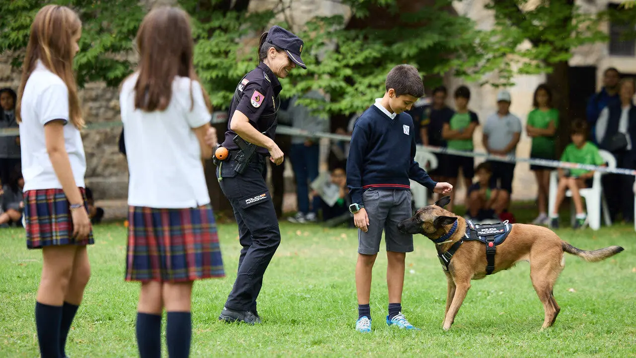Jornada de puertas abiertas para escolares de la Polic&iacute;a Nacional en la Ciudadela de Pamplona. I&Ntilde;IGO ALZUGARAY