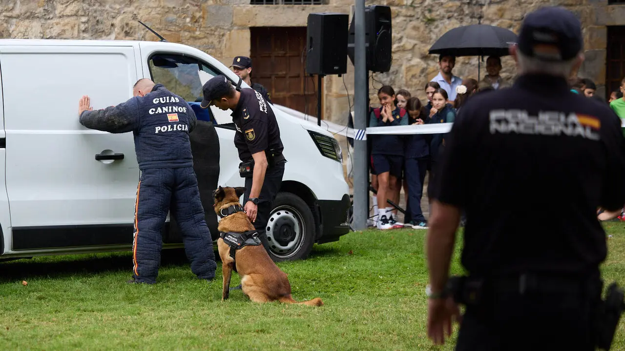 Jornada de puertas abiertas para escolares de la Polic&iacute;a Nacional en la Ciudadela de Pamplona. I&Ntilde;IGO ALZUGARAY