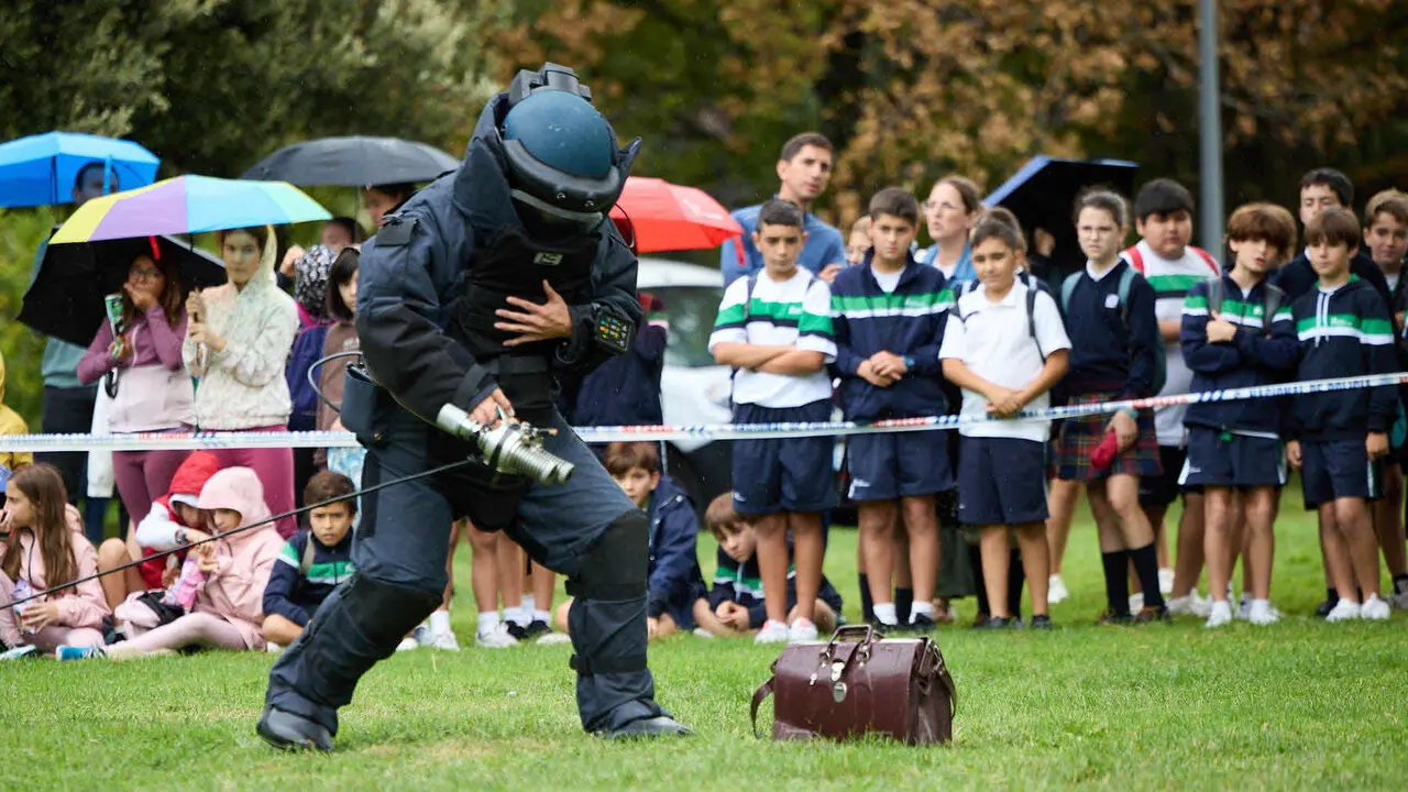 Jornada de puertas abiertas para escolares de la Polic&iacute;a Nacional en la Ciudadela de Pamplona. I&Ntilde;IGO ALZUGARAY