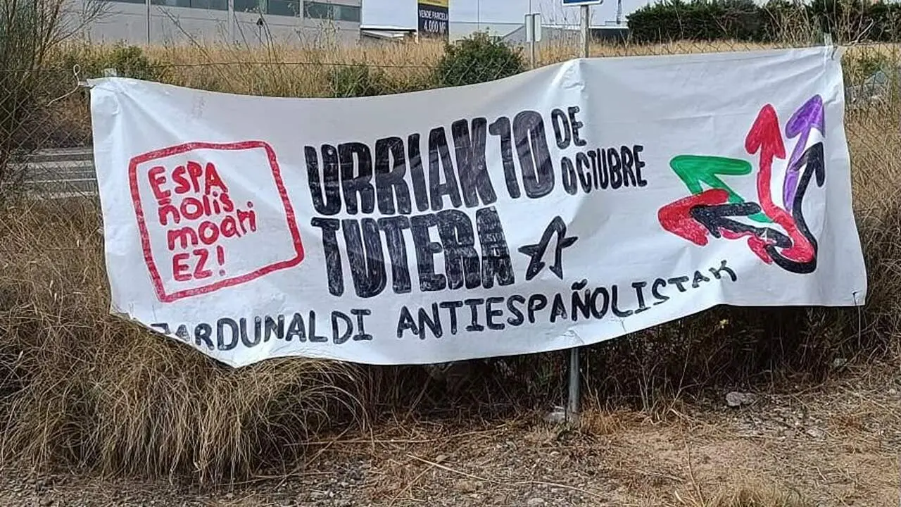 Una de las pancartas proetarras que han aparecido en diferentes puntos de Navarra. CEDIDA