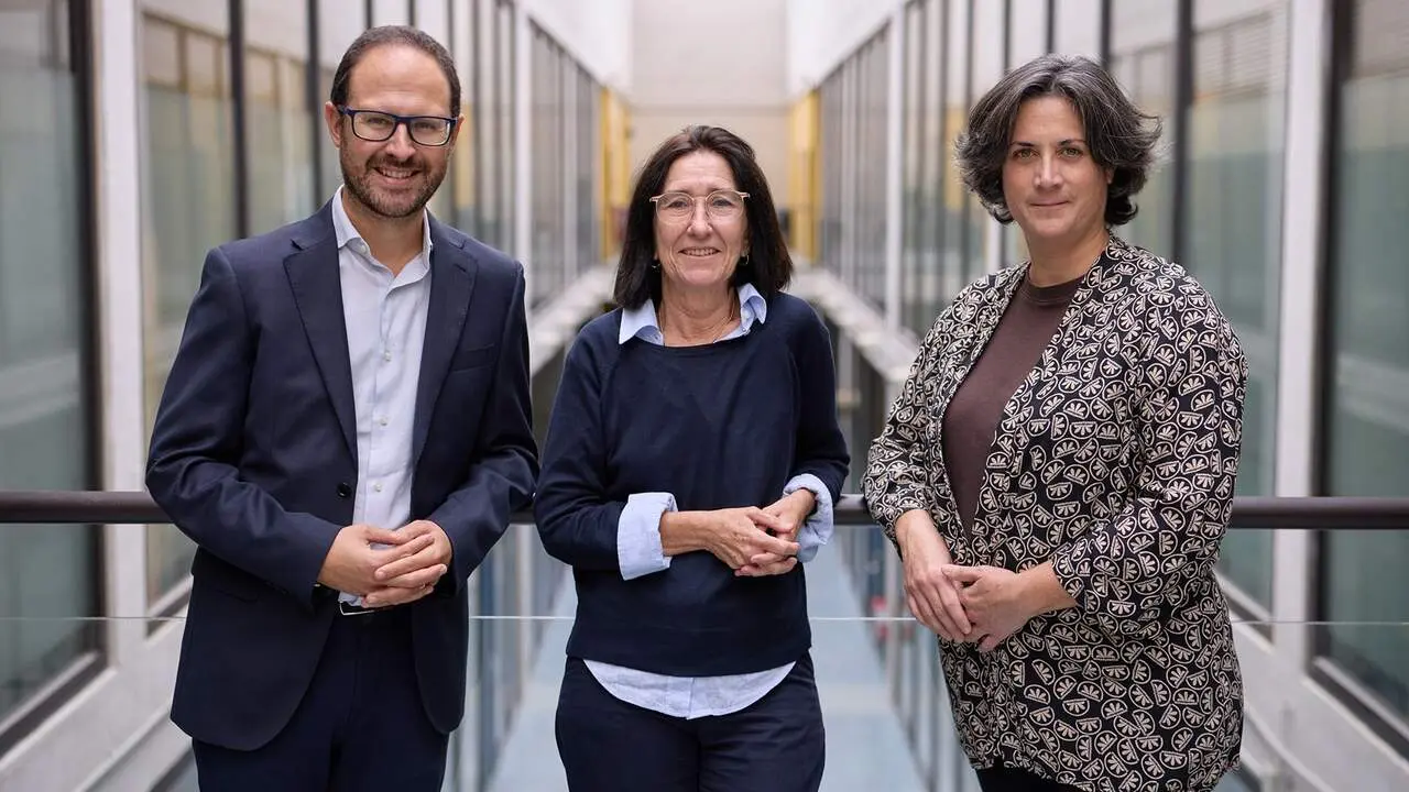 De izq. a dcha.: Francisco J. L&oacute;pez-Arceiz, Cristina del R&iacute;o y Elena Ferrer, en la sede de Arrosadia del campus de Pamplona. UPNA