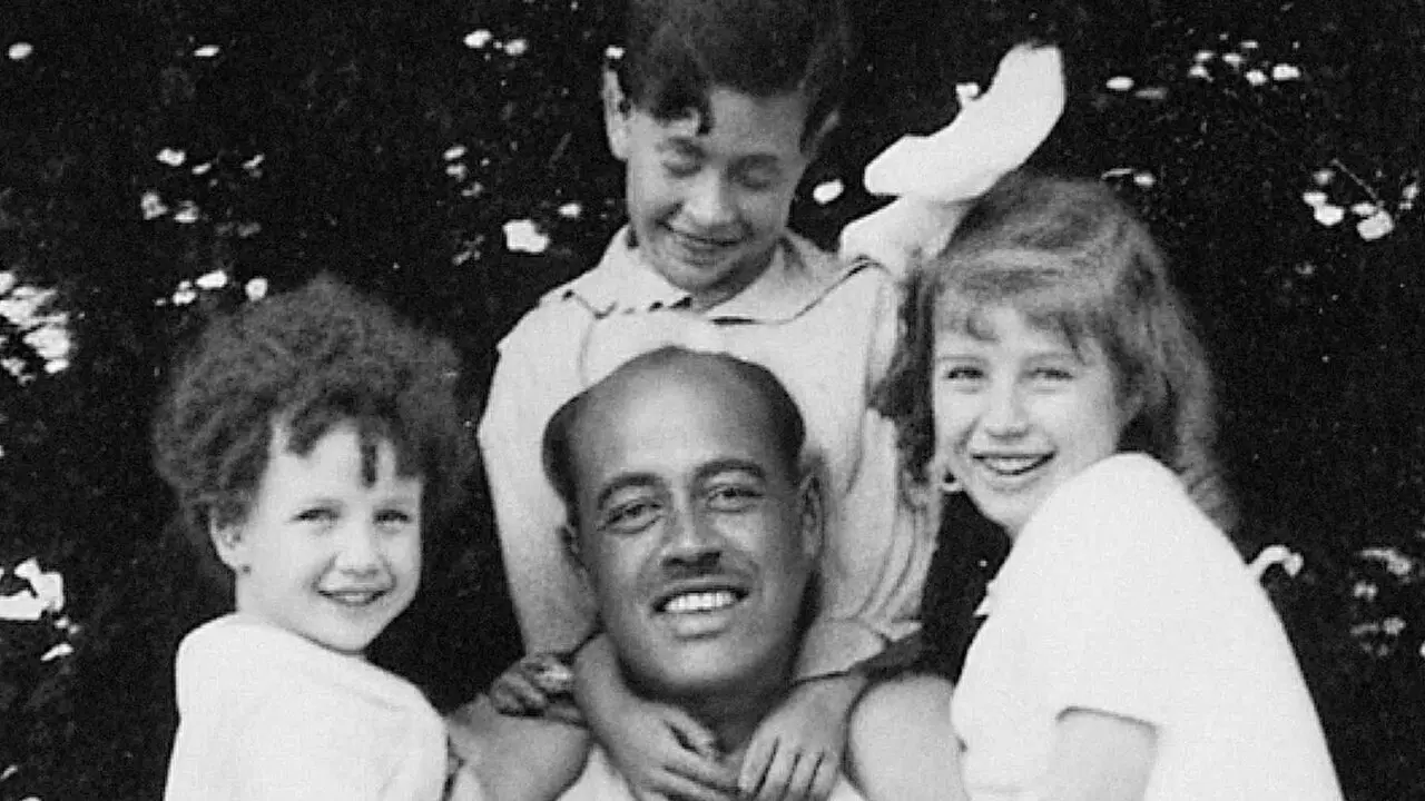 Manuel Arizcun con tres de sus hijos en la fotograf&iacute;a que ilustra la portada del libro