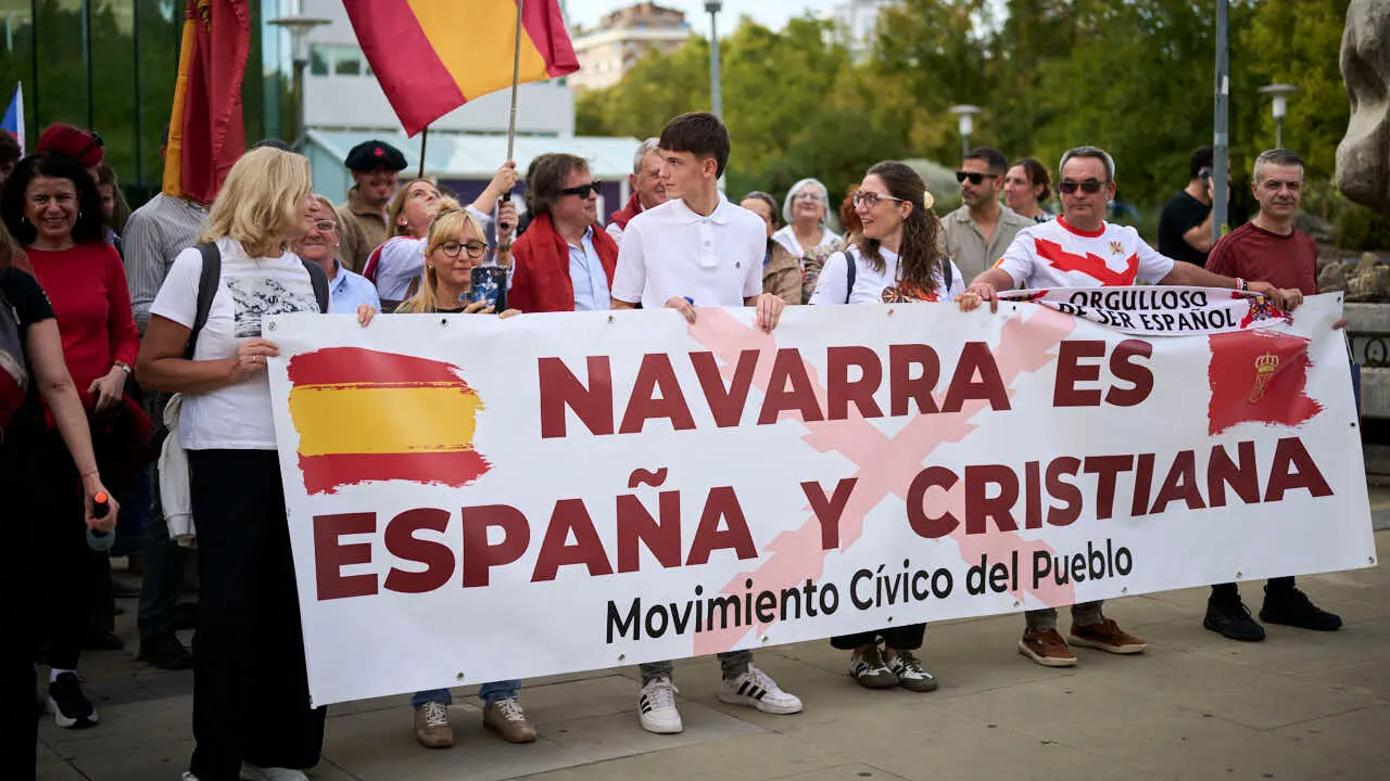 Manifestaci&oacute;n convocada por el Movimiento C&iacute;vico del Pueblo bajo el lema 'Navarra es Espa&ntilde;a y Cristiana'. PABLO LASAOSA