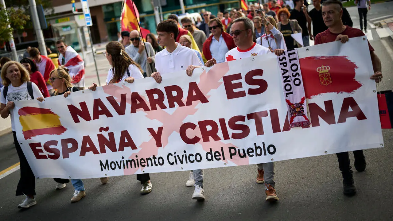 Manifestaci&oacute;n convocada por el Movimiento C&iacute;vico del Pueblo bajo el lema 'Navarra es Espa&ntilde;a y Cristiana'. PABLO LASAOSA