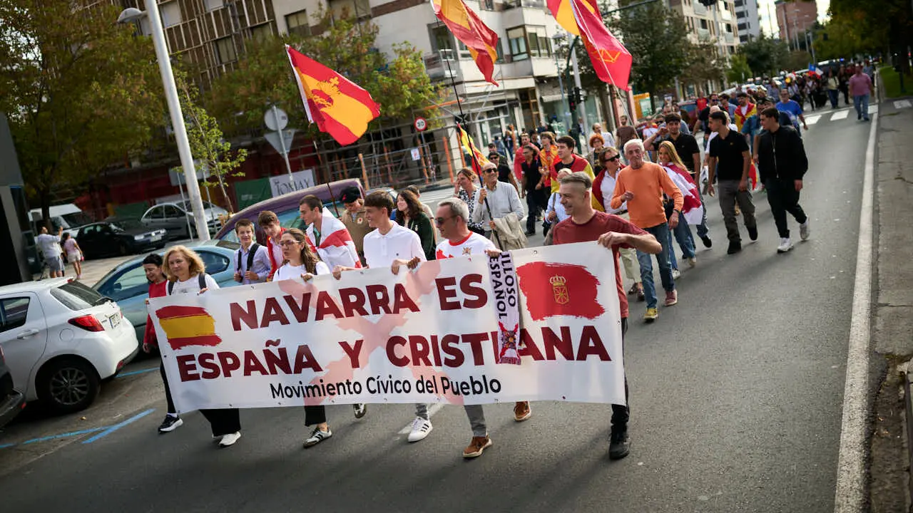 Manifestaci&oacute;n convocada por el Movimiento C&iacute;vico del Pueblo bajo el lema 'Navarra es Espa&ntilde;a y Cristiana'. PABLO LASAOSA