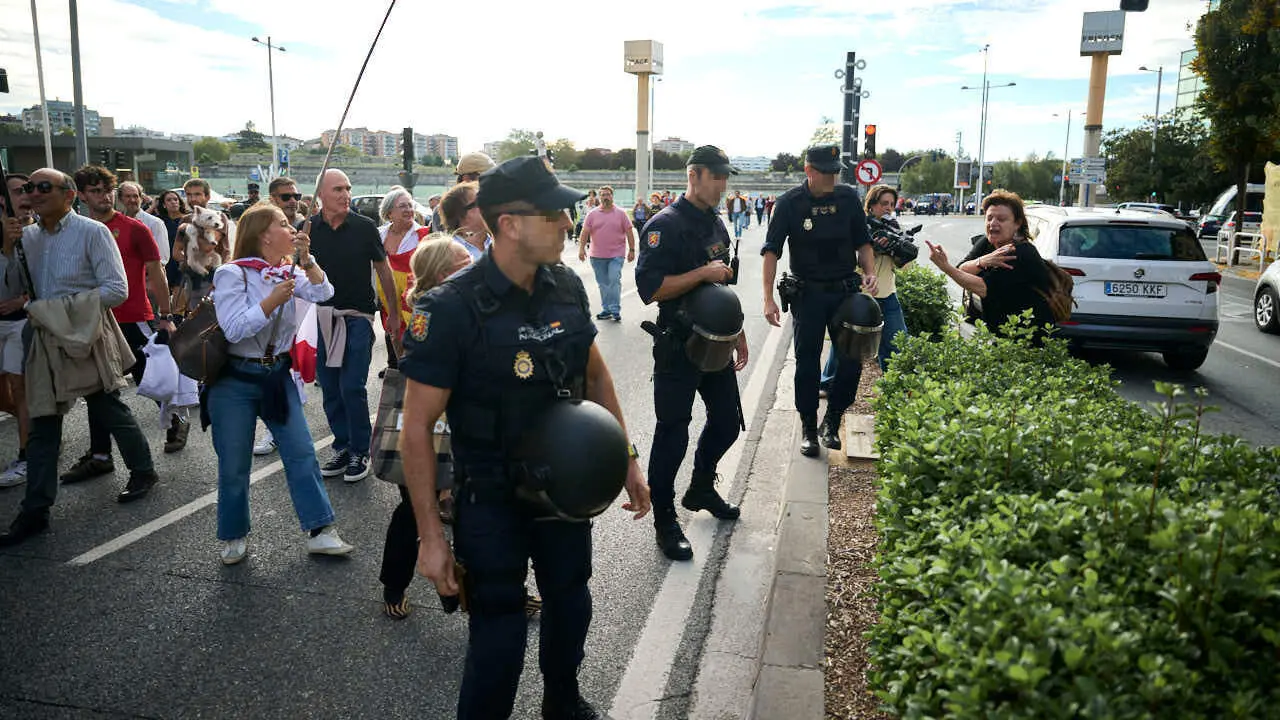 Manifestaci&oacute;n convocada por el Movimiento C&iacute;vico del Pueblo bajo el lema 'Navarra es Espa&ntilde;a y Cristiana'. PABLO LASAOSA