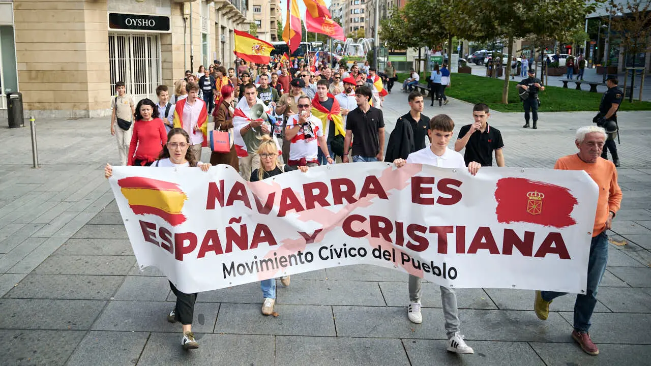 Manifestaci&oacute;n convocada por el Movimiento C&iacute;vico del Pueblo bajo el lema 'Navarra es Espa&ntilde;a y Cristiana'. PABLO LASAOSA