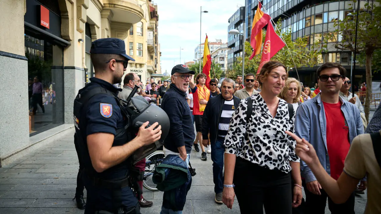 Manifestaci&oacute;n convocada por el Movimiento C&iacute;vico del Pueblo bajo el lema 'Navarra es Espa&ntilde;a y Cristiana'. PABLO LASAOSA