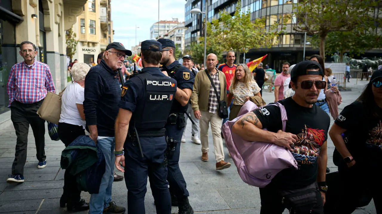Manifestaci&oacute;n convocada por el Movimiento C&iacute;vico del Pueblo bajo el lema 'Navarra es Espa&ntilde;a y Cristiana'. PABLO LASAOSA