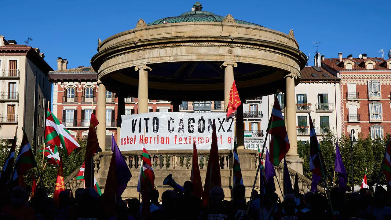 Concentraci&oacute;n de colectivos, sindicatos, movimientos juveniles y de pensionistas contra la visita del agitador de ultraderecha Vito Quiles a Pamplona. NAVARRA.COM
